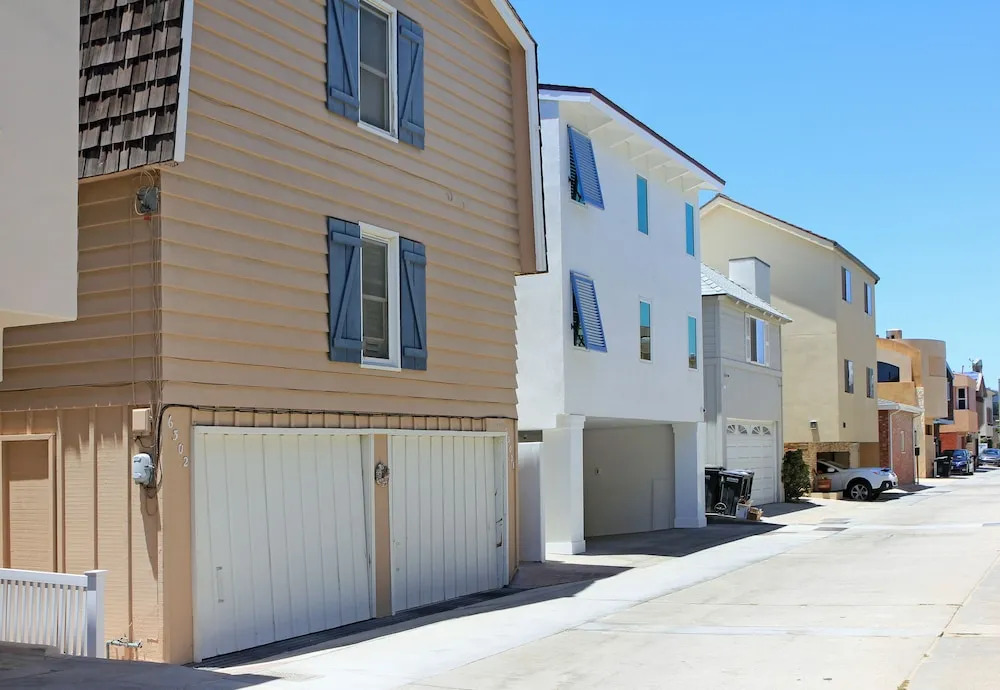 6302 W. Ocean Front (68447)