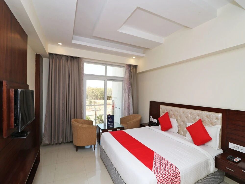 OYO 12823 Hotel Pearl Avenue