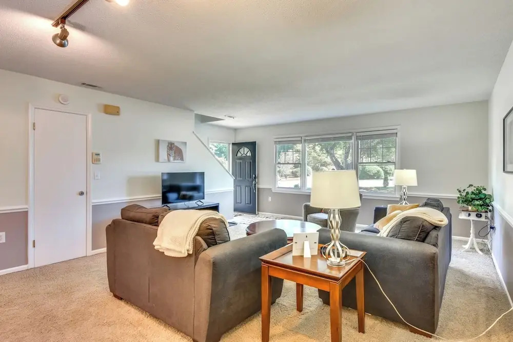 Seneca Escape w/ Screened Patio: Near Lakes!