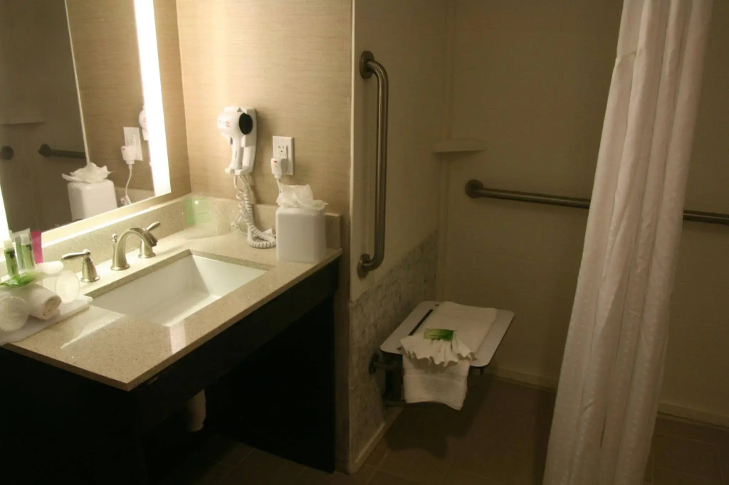 Holiday Inn Express & Suites San Antonio Medical - Six Flags by IHG