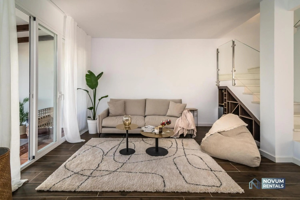TOP RENOVATED 3-BDRM TOWNHOUSES with POOL, BBQ & ROOFTOP TERRACES