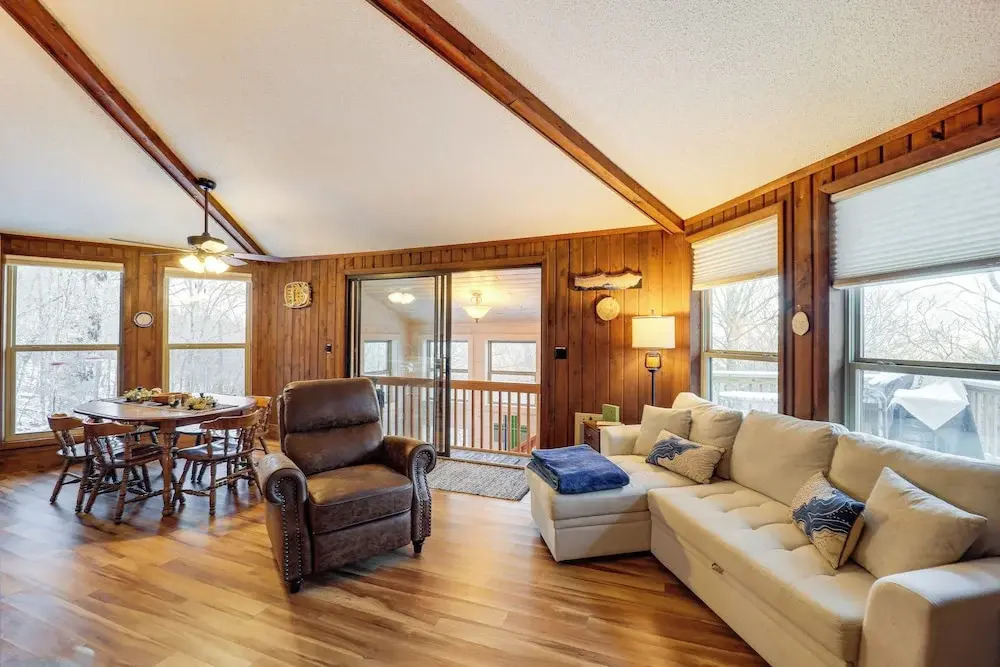 1/2 Mi to Skiing! Beech Mountain Cabin w/ Deck