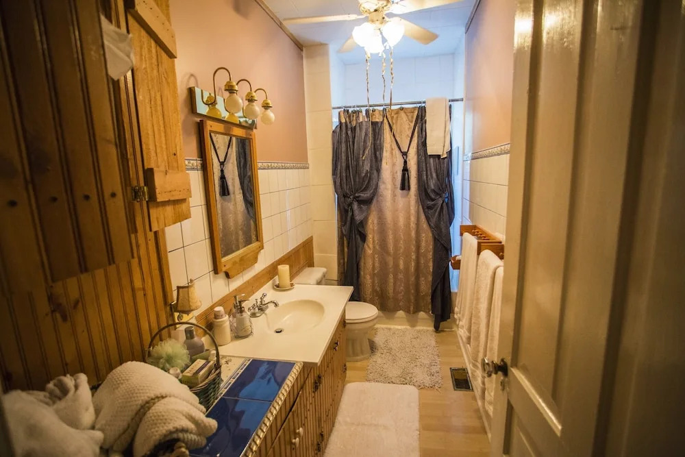 Niagara On The Lake Historic Rental Cottage