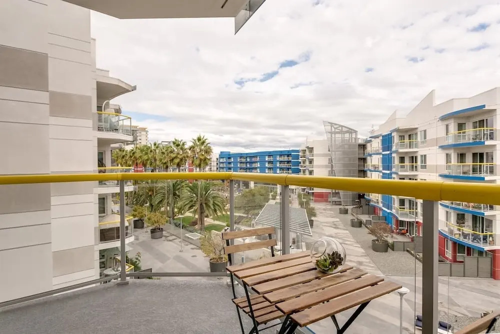 Walk to Beach 2-bdrm w/ Pool, Gym, Rooftop Lounge