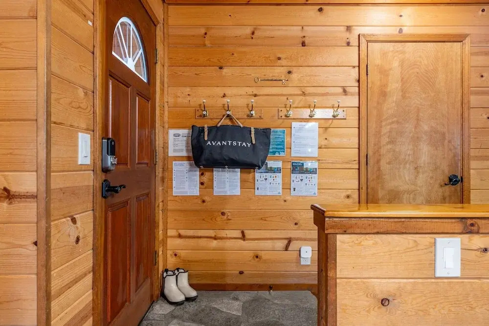 Whiskey Springs by Avantstay Classic Cabin Near Tahoe Donner Ski Area!