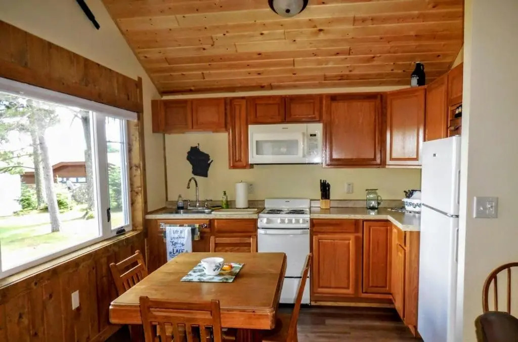Knotty Pine- White Pine