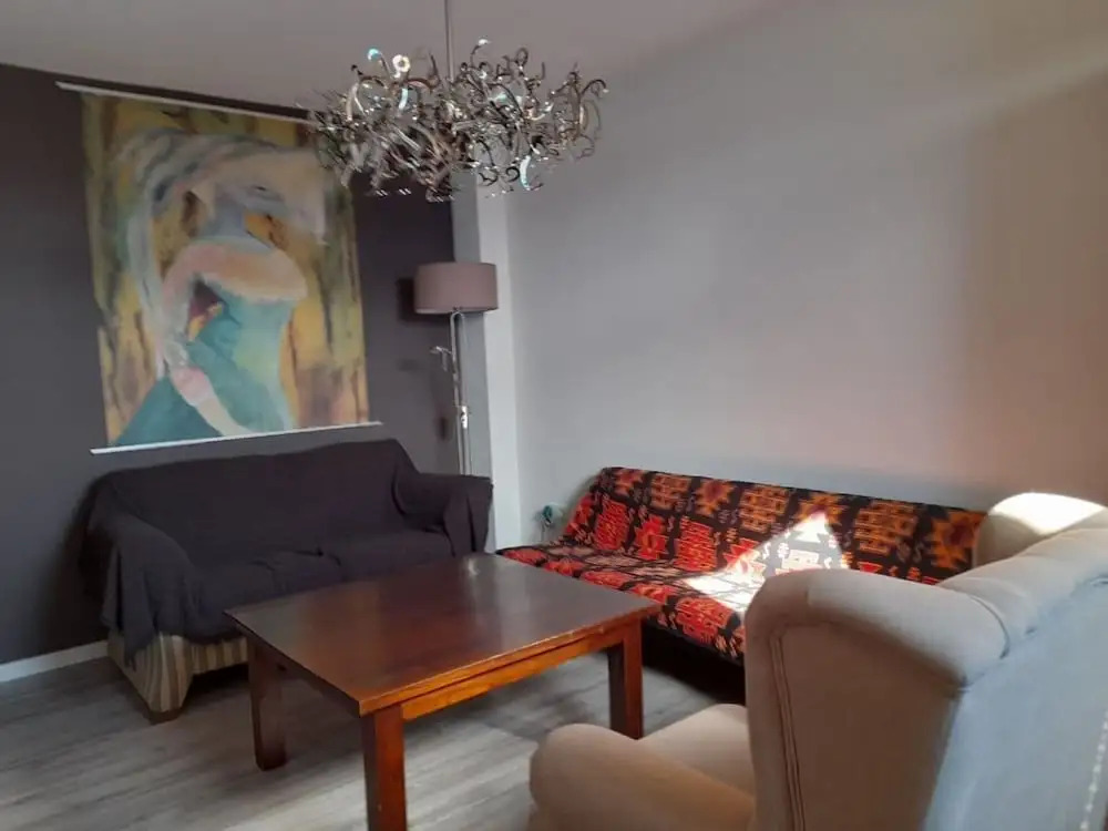 3 Bed House - Sleeps 6 - Parking - Wifi