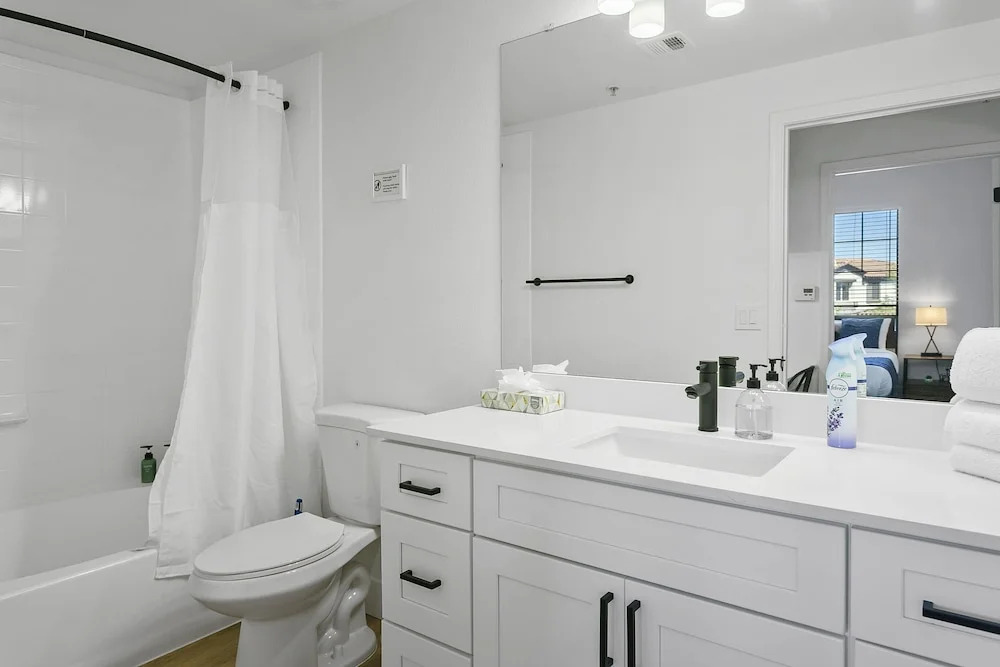CozySuites Glendale with pool  04 and 18