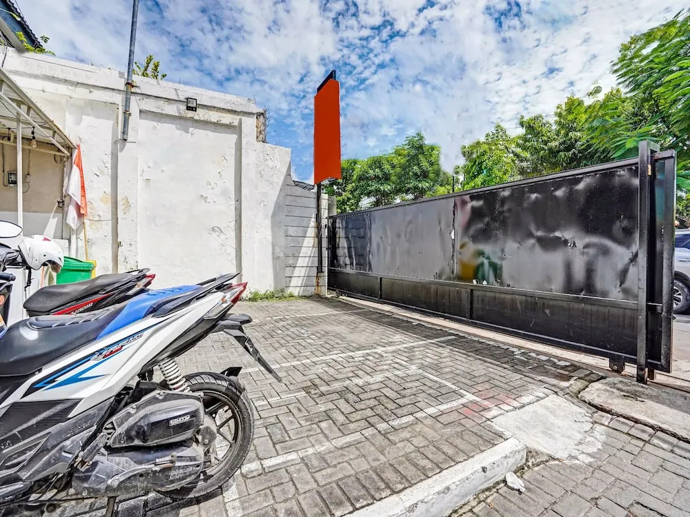 OYO Flagship  90789 Genteng Residence