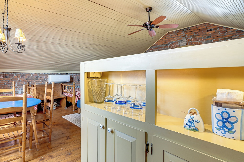 1 Block to Main St: 'second Street Carriage House'
