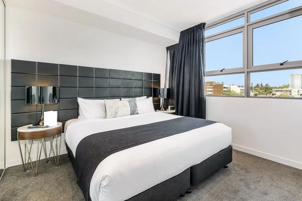 1 Bedroom Modern Apartment in Chatswood