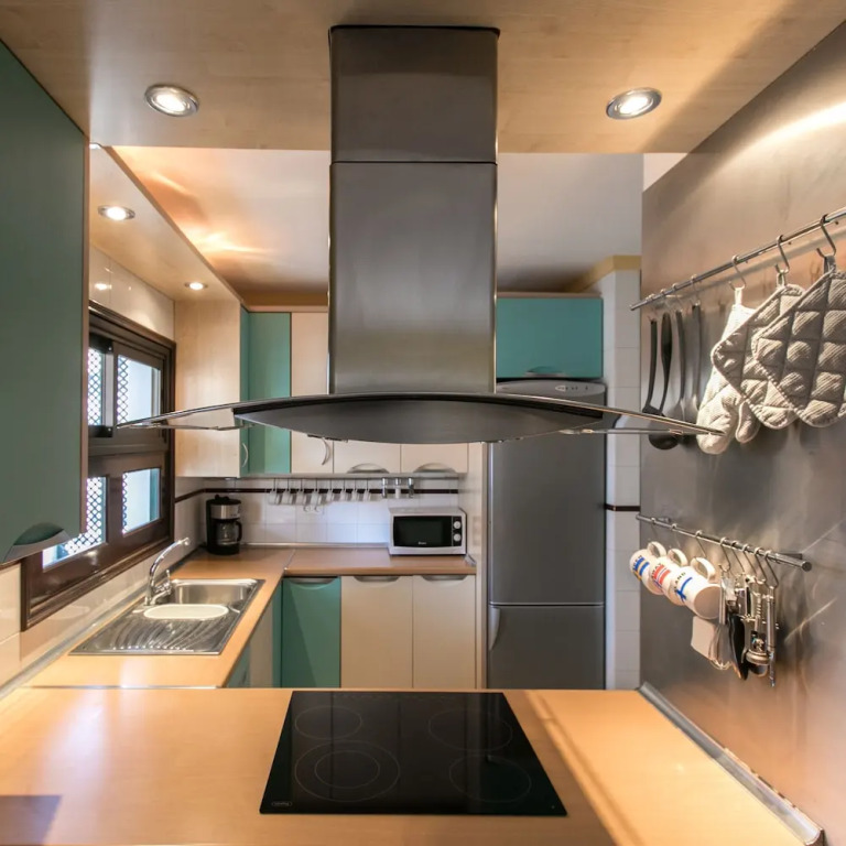 The Midpoint Apartment, Coastal Life Between the Two Beaches