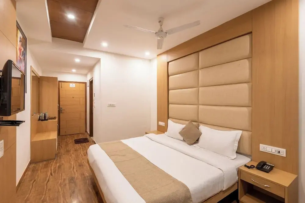 Shining hills by Lawrence Hotels