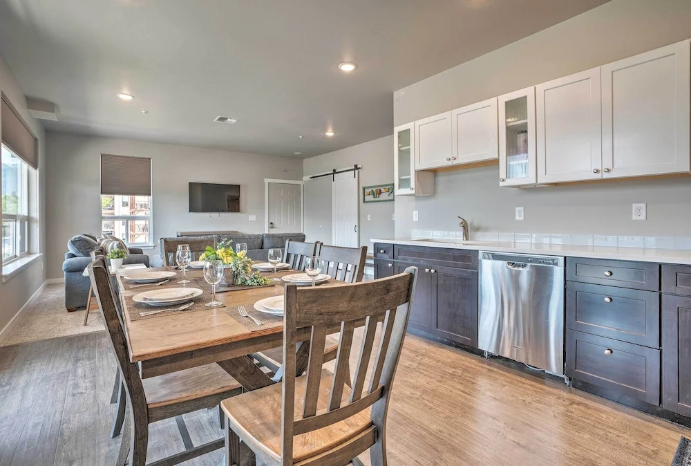Lake Chelan Condo, Walk to Brewery & Wineries