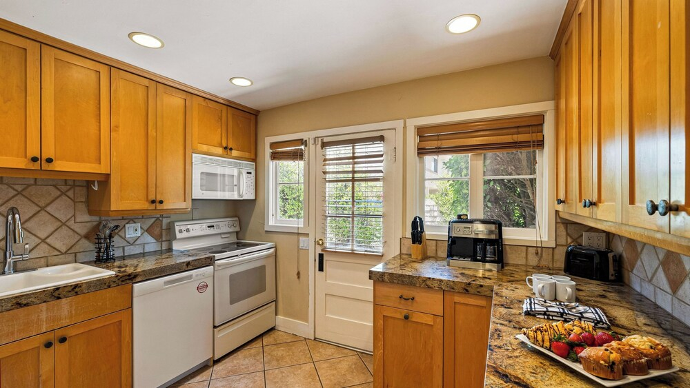 Dandelion by Avantstay Pool, 0.2mi to Downtown!