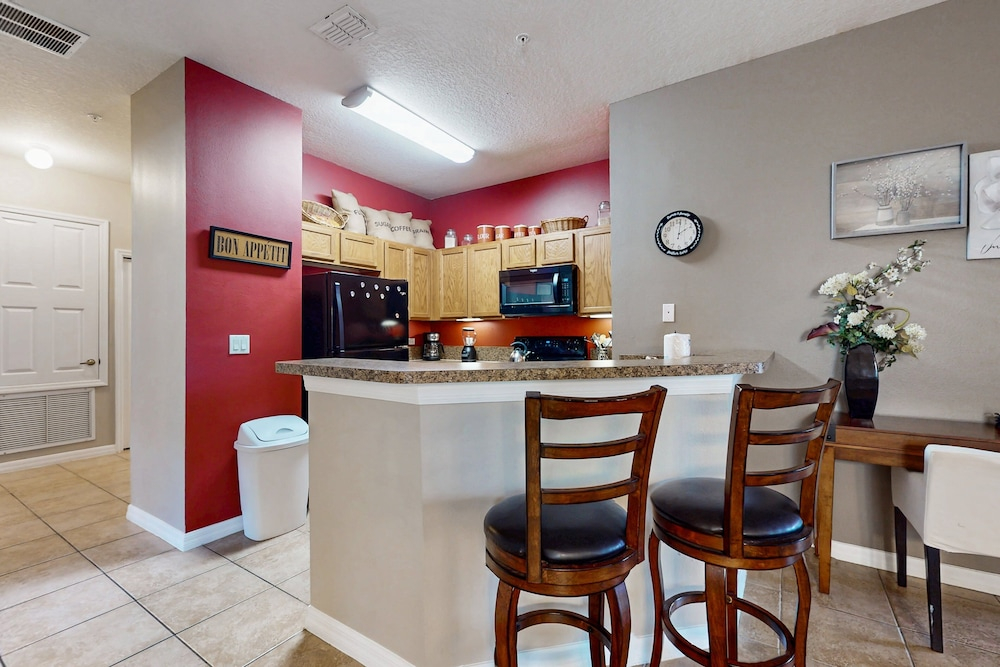 Friendly Condo With Shared Pool and Hot Tub, High-speed Wifi, and Central AC