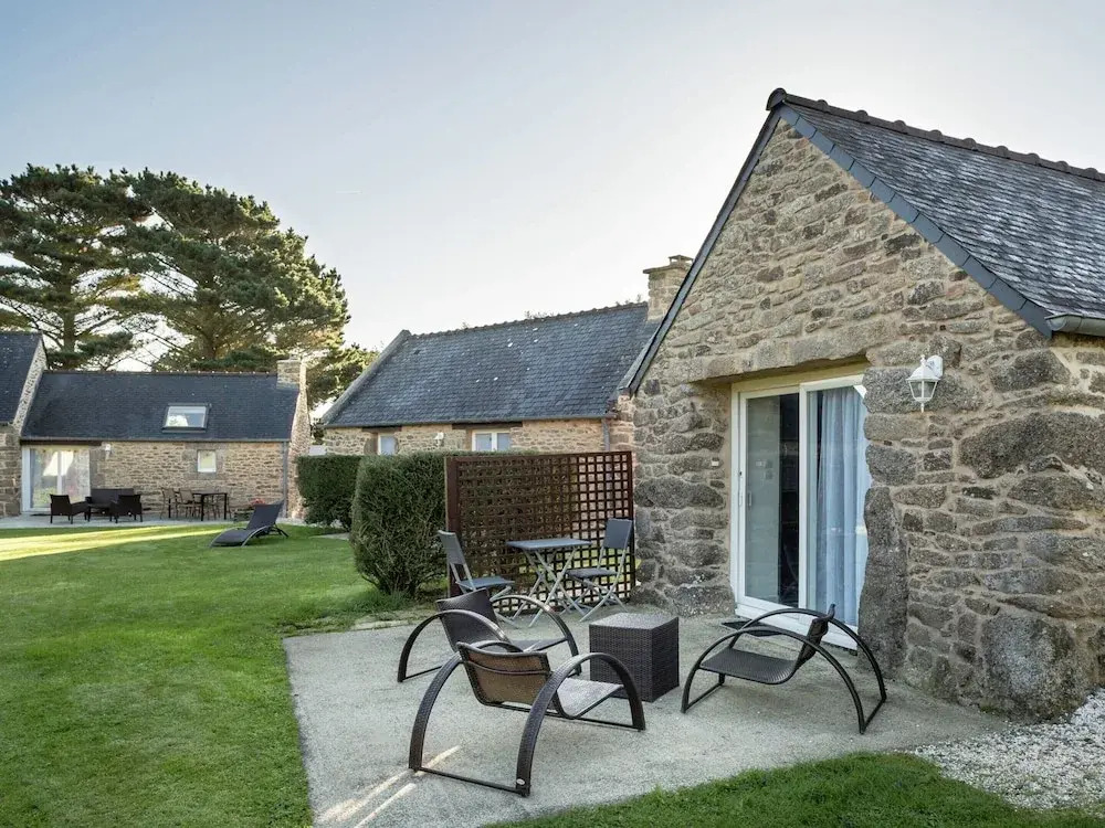 Peaceful Holiday Home in Plouguin with Indoor Pool