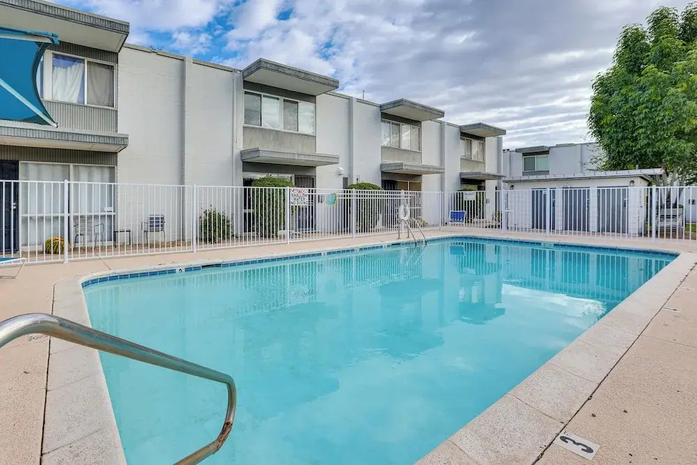 1 Mi to Old Town! Snowbird Escape w/ Pool Access