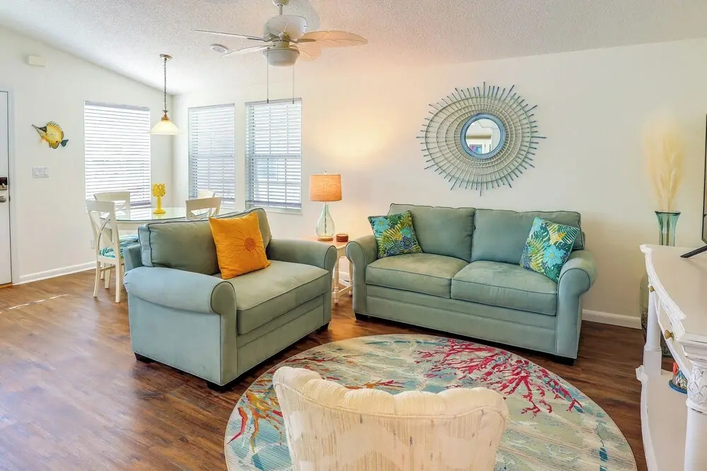 Pool Access, Walk to Beach! Cozy Jensen Beach Home