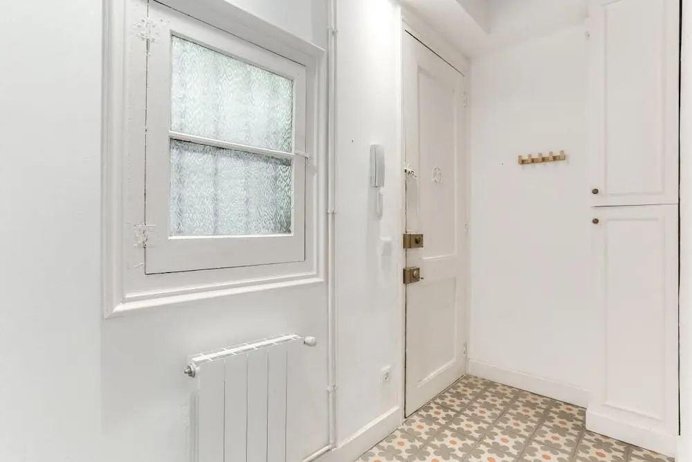 Bright 2 Bed Easily Connected to the Center