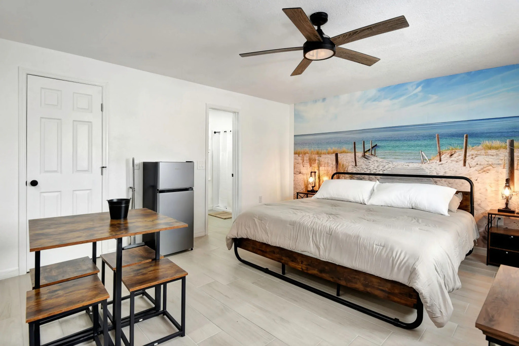 Studio Suite Queen bed Kitchen Walk in Shower 1