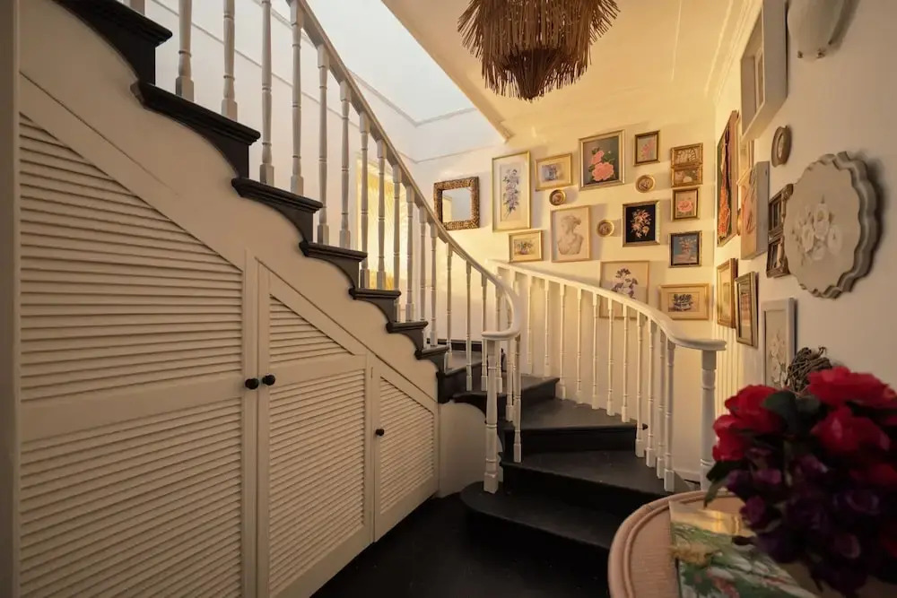 Light Filled 3-bed Coastal Home at Brighton Beach