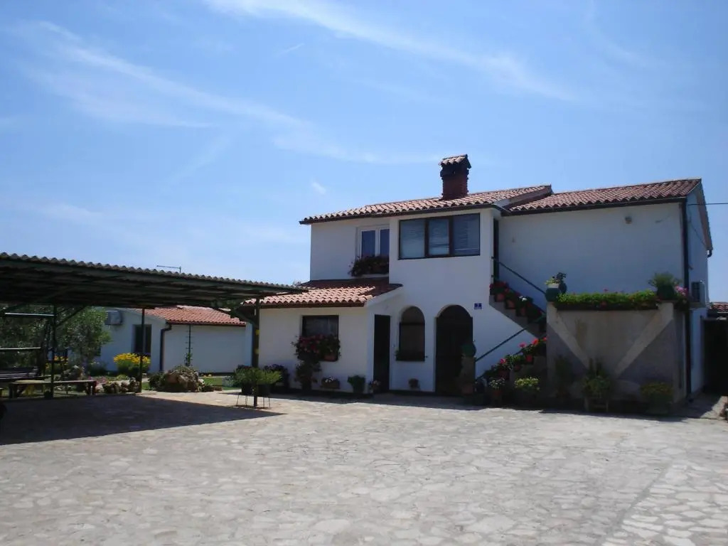 Nella Apartments