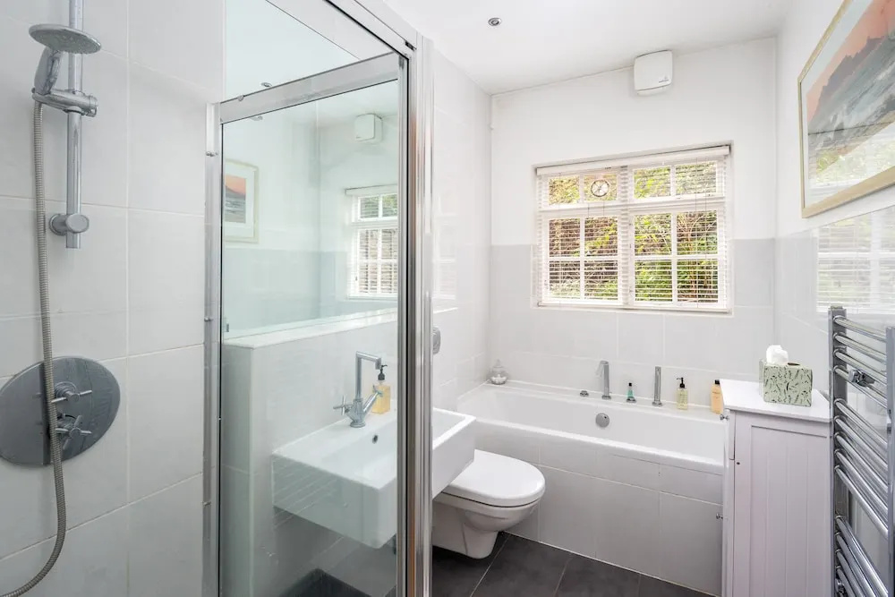 JOIVY Homely 2 Bed Riverside Flat with Patio in Hammersmith