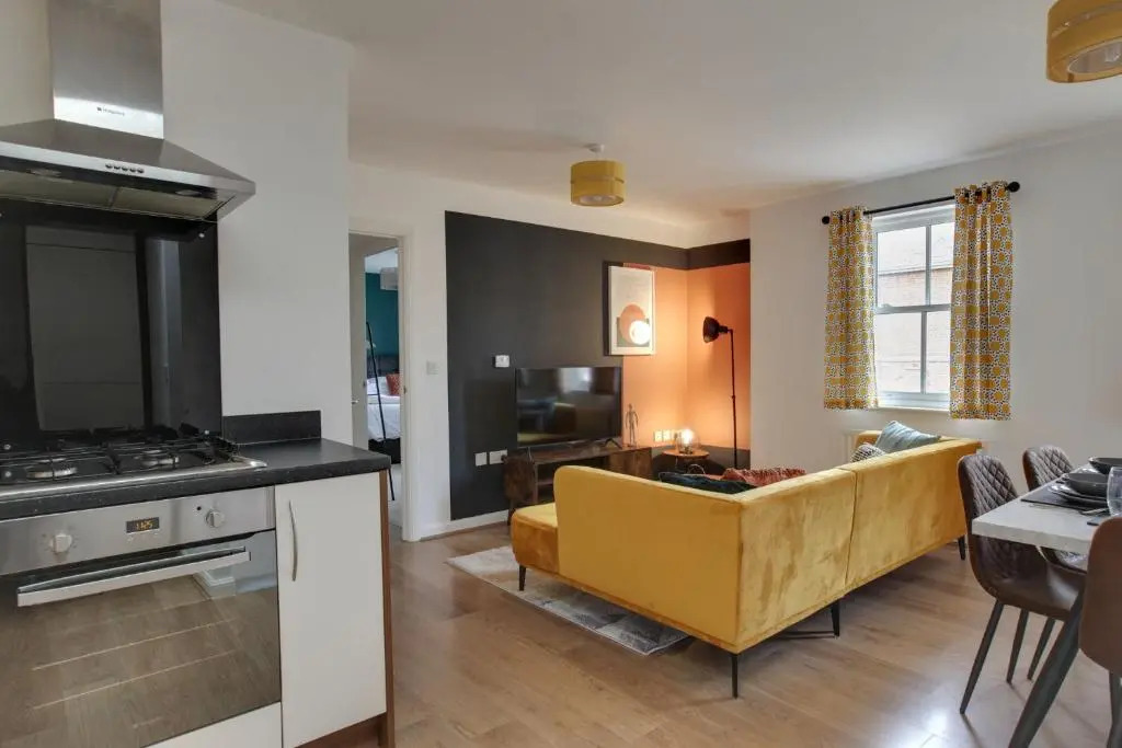 Beautiful Two Bedroom Coach House - Free Parking & Netlfix