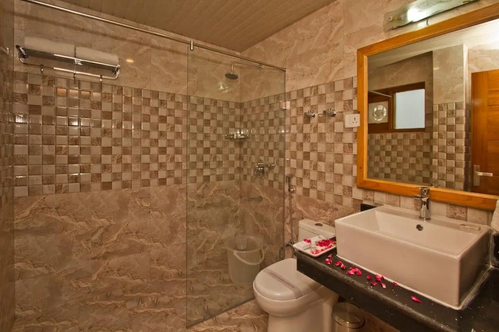 HOTEL YATRI mONARCH rESIDENCY MANALI