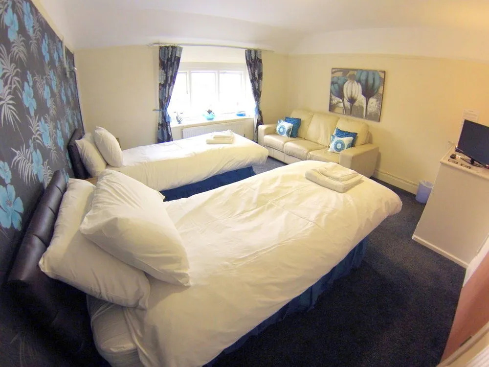 The White Lion Hotel with Free Parking, 1 Minute Walk to Yate Shopping Centre & Onsite Italian Restaurant