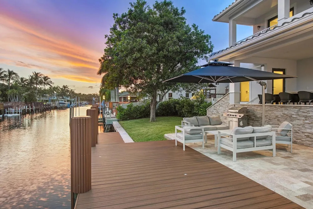 Waterfront Villa in Hollywood! Heated Pool and Game room