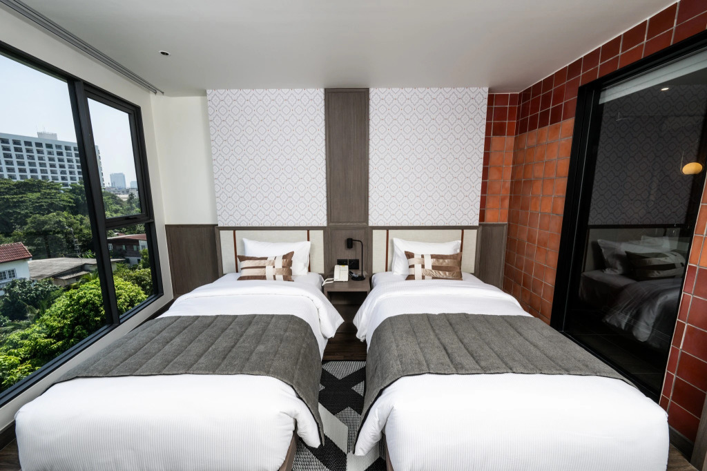 WE HOTEL RIVERFRONT