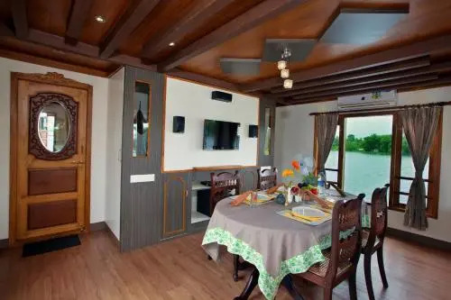Abad Premium House Boat