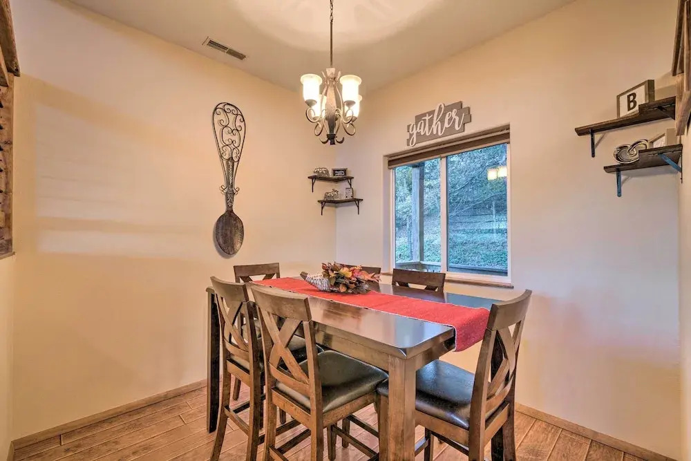 Pet-friendly Branson West Lodge w/ Hot Tub!