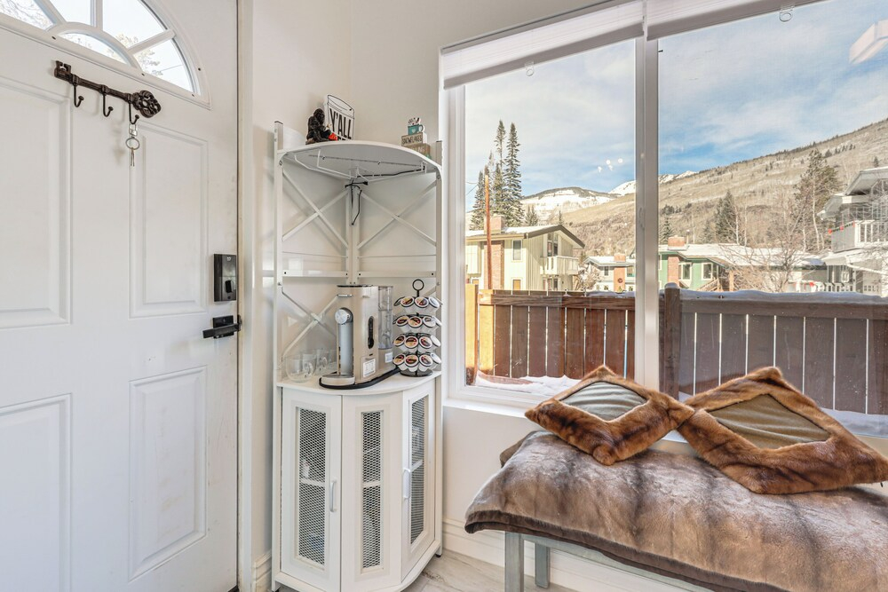 Newly Renovated, Modern Mtn Getaway: Pets Welcome