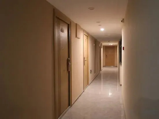 Moshanghuahuashui Intelligent Hotel (Baolong Square Branch)