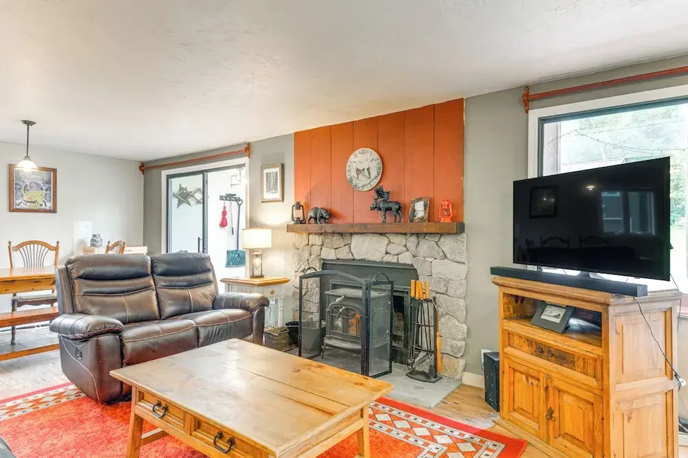 West Dover Townhome: Hot Tub, 2 Mi to Mount Snow!