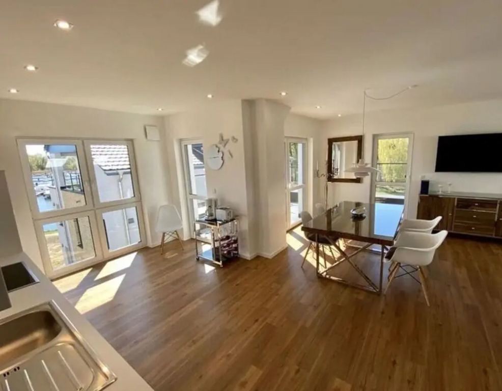 "penthouse Apartment on the Water"