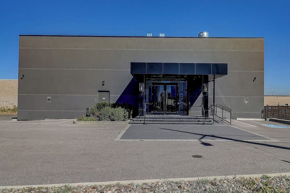 Dream Suites Near YYZ Airport