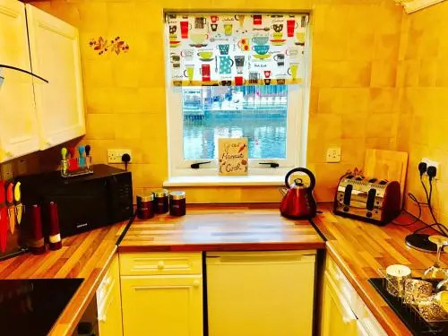 Glasgow City Centre Flat with River Views and Parking