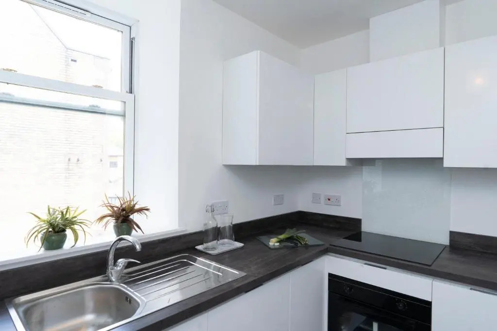 GreenStar Apartments - Short Walk Away Into Dundee City Centre - 6 Individual Properties from 1 to 3 Bedrooms - Short & Long Stay Offers