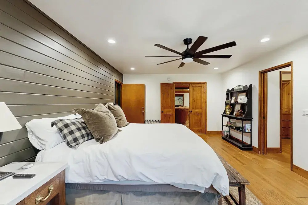 4BR Home w/ Spa, Bar, Home Gym, Decks, Near Lake