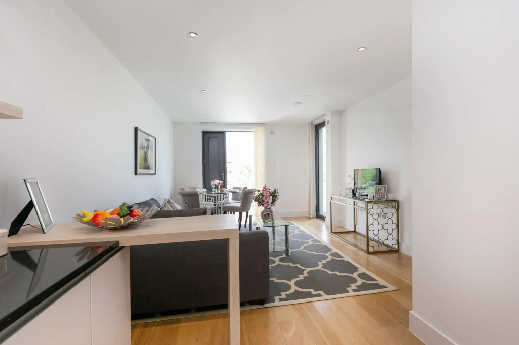 Portobello Apt with Floor-to-Ceiling Views