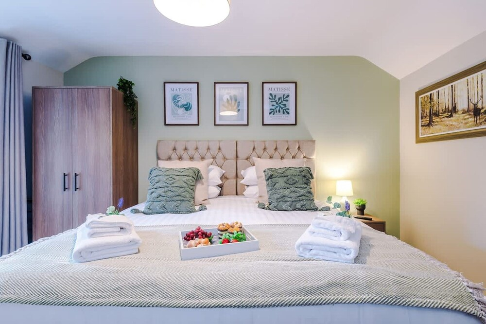 NEW Stylish 1-bed Flat Great Location Sleeps 4
