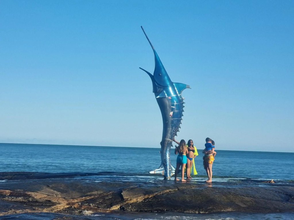 Apartamento FRENTE PARA 0 MAR - PÉ NA AREIA - 3 SUITES COM AR CONDICIONADO, 2- VAGAS DE GARAGEM - FINAMENTE DECORADO - PRAIA DO MORRO-INTERNET -WI-FI -TV COM SERVIÇOS DE DISNEY PLUS - NETFLIX -HBO MAX -STAR MAX - JOGOS AMAZON FIRE STICK - ALEXIA