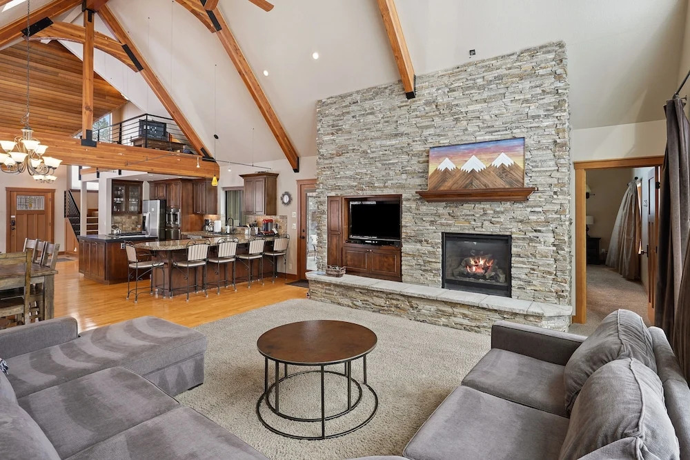 8 Mt Baker Home with Hot Tub by RedAwning