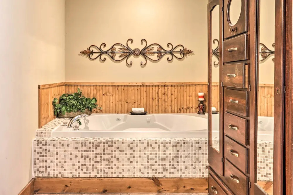 Log Cabin w/ Deck & Hot Tub: 5 Mi to Dollywood!