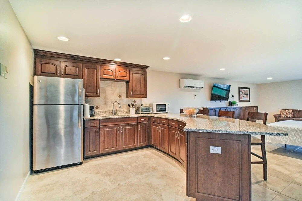 On-site Pond: Sleek Largo Studio < 7 Mi to Beach!