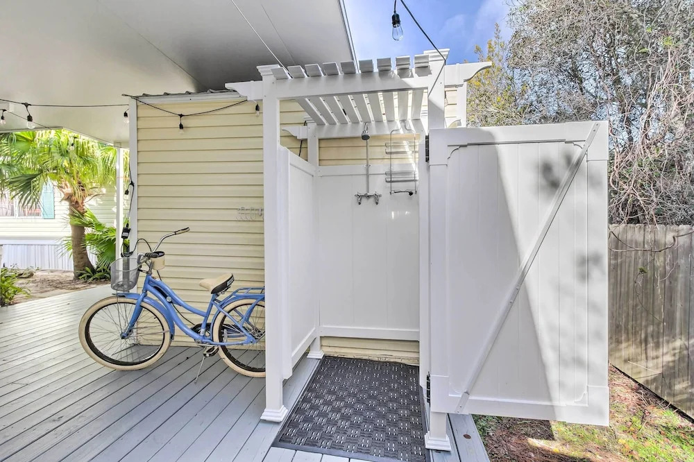 Walk to Beach: Miramar Tropical Cabana w/ Deck!